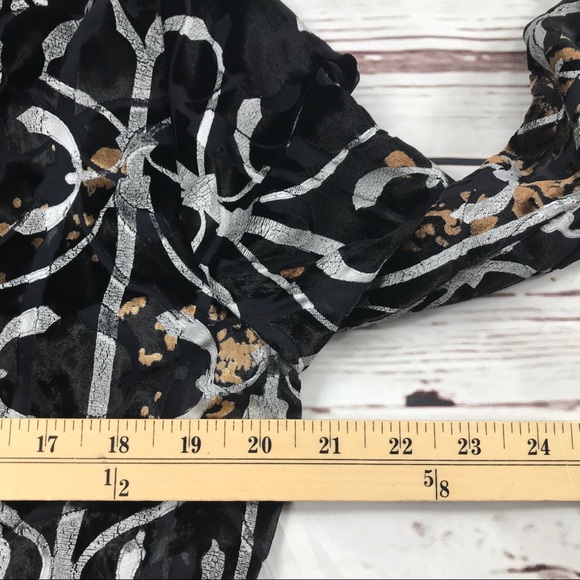 Women’s Chico’s Size 1 V-Neck Rayon Blouse. - Picture 6 of 8